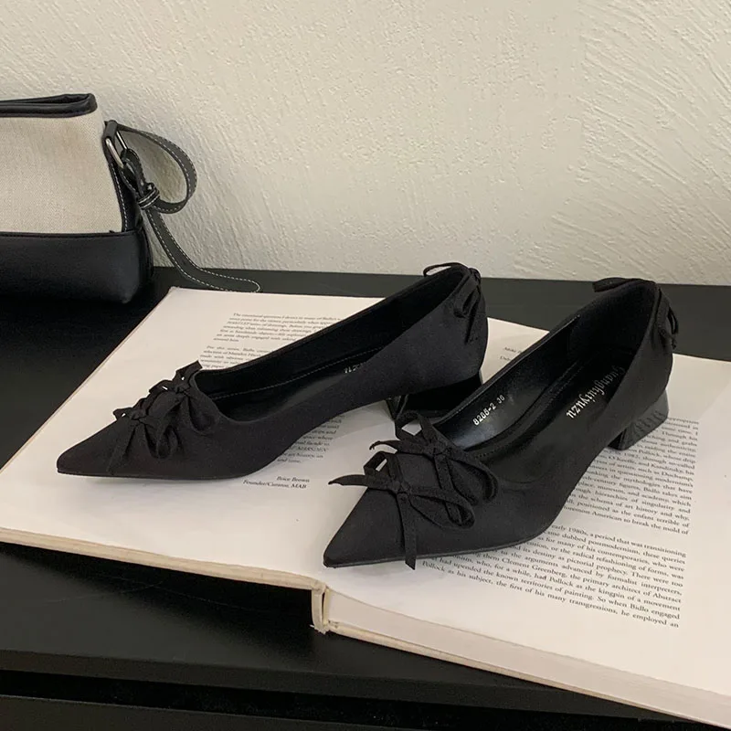 Borboleta-nó moda dedo do pé apontado senhoras saltos bombas sapatos 2025 nova seda feminina deslizamento em calçados rasos sapatos de salto baixo