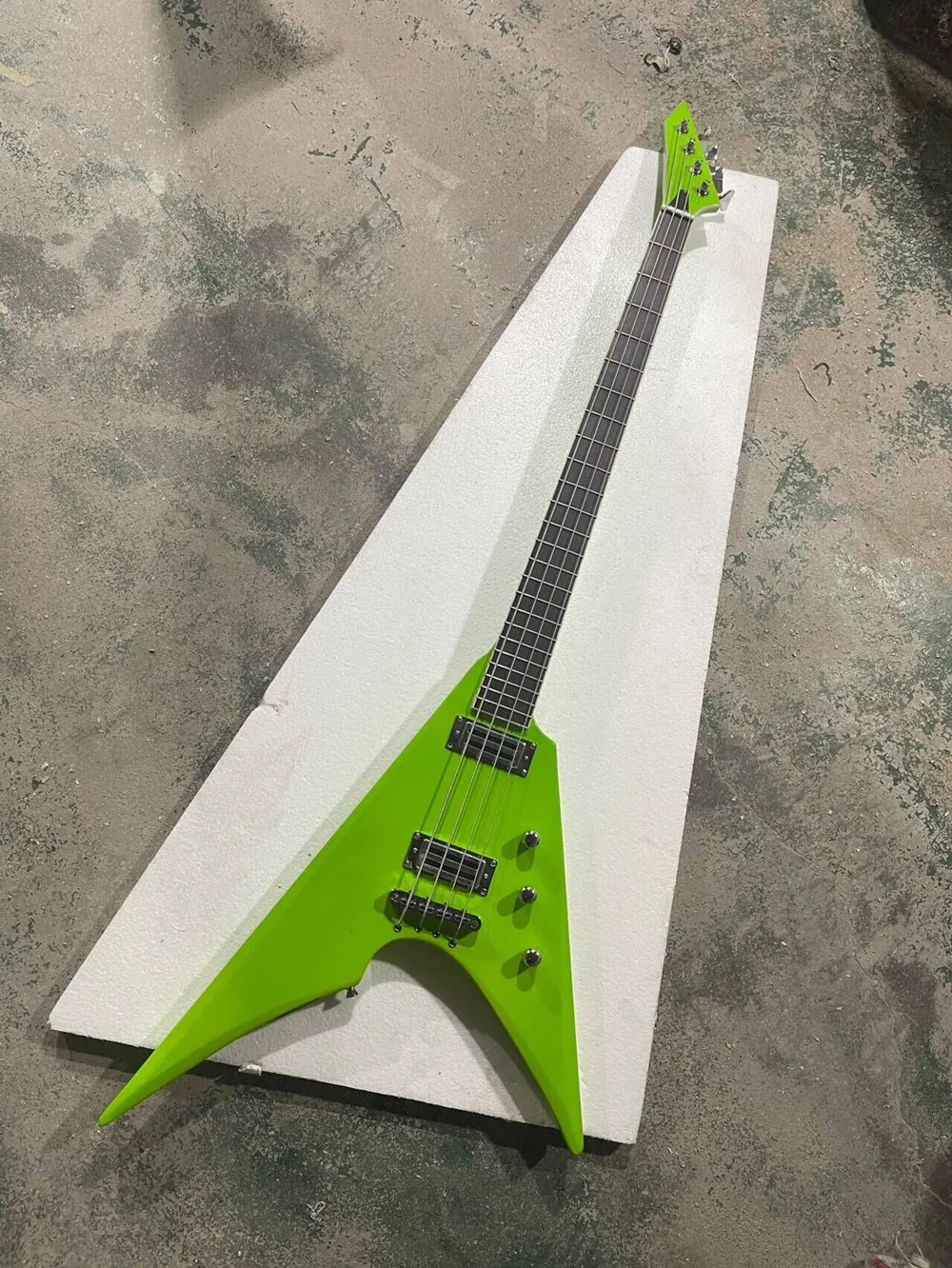 4 Strings Green Body Electric Bass Guitar with Rosewood Fretboard,Chrome Hardware,Provide customized services