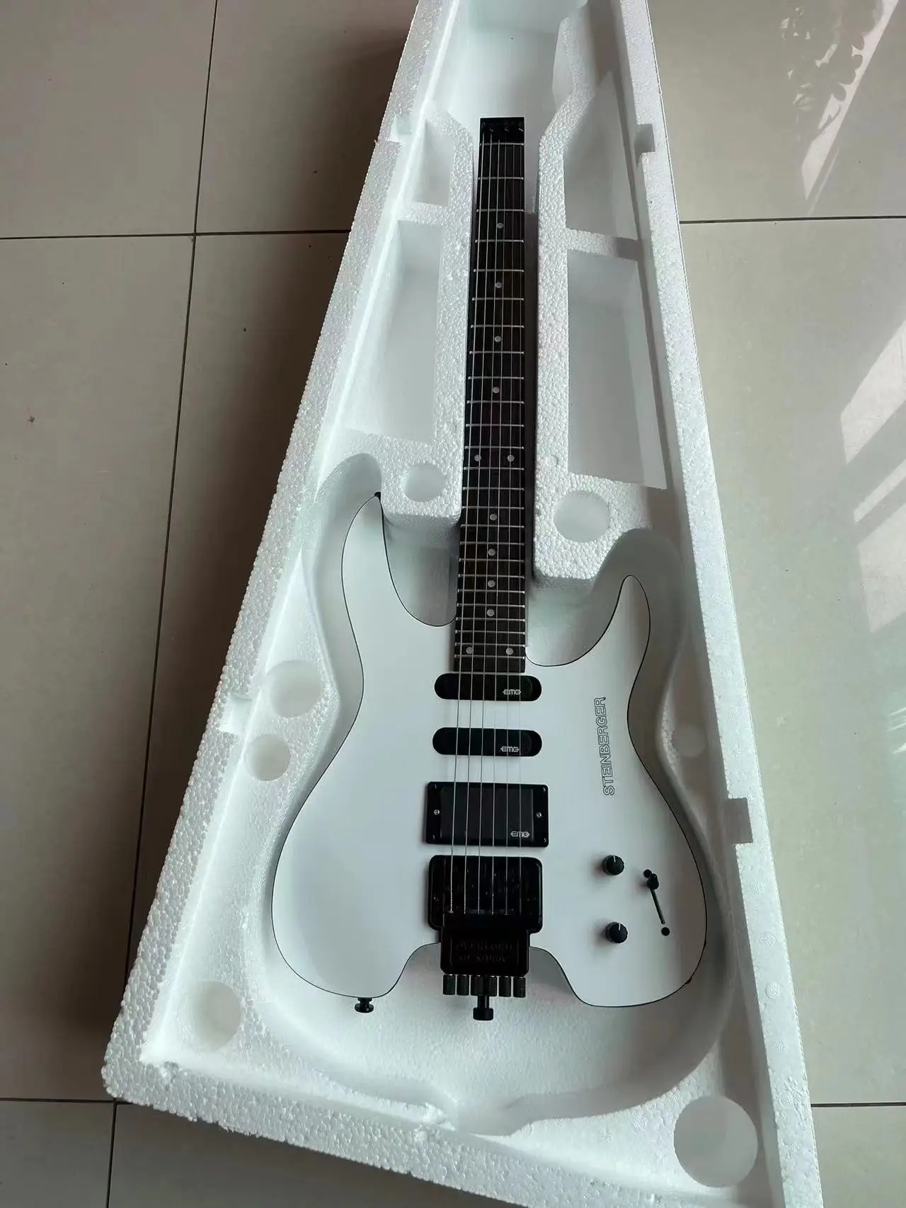 

STEINBERGER, Headless Electric Guitar, Mahogany Body, Rosewood fretboard, White, 6-string Guita