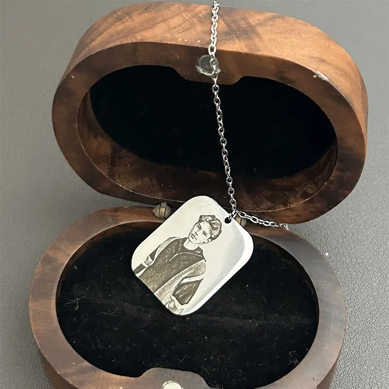 สร้อยคอแฟชั่นสตรีทแบบสั่งทำ สร้อยคอช็อคเกอร์พร้อมรูปภาพส่วนตัว สลักเลเซอร์ตามแบบที่ต้องการ ของที่ระลึกสำหรับผู้ชายและผู้หญิง