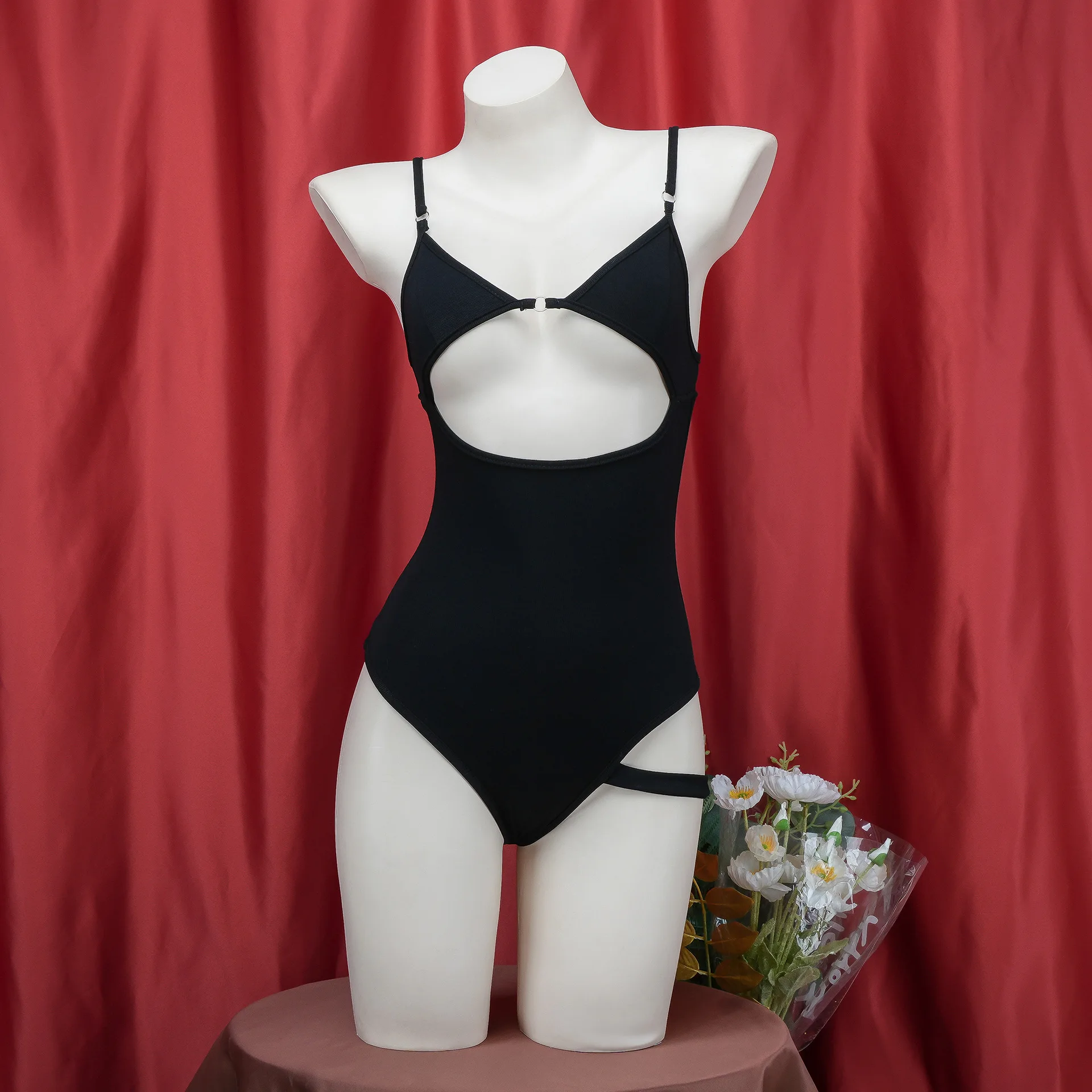 ชุดว่ายน้ำอะนิเมะสีดำเซ็กซี่กลวงออกแบบบางสีดำยืดผอมบอดี้สูท Y2K เสื้อผ้าชายหาดชุดว่ายน้ำผู้หญิงใหม่