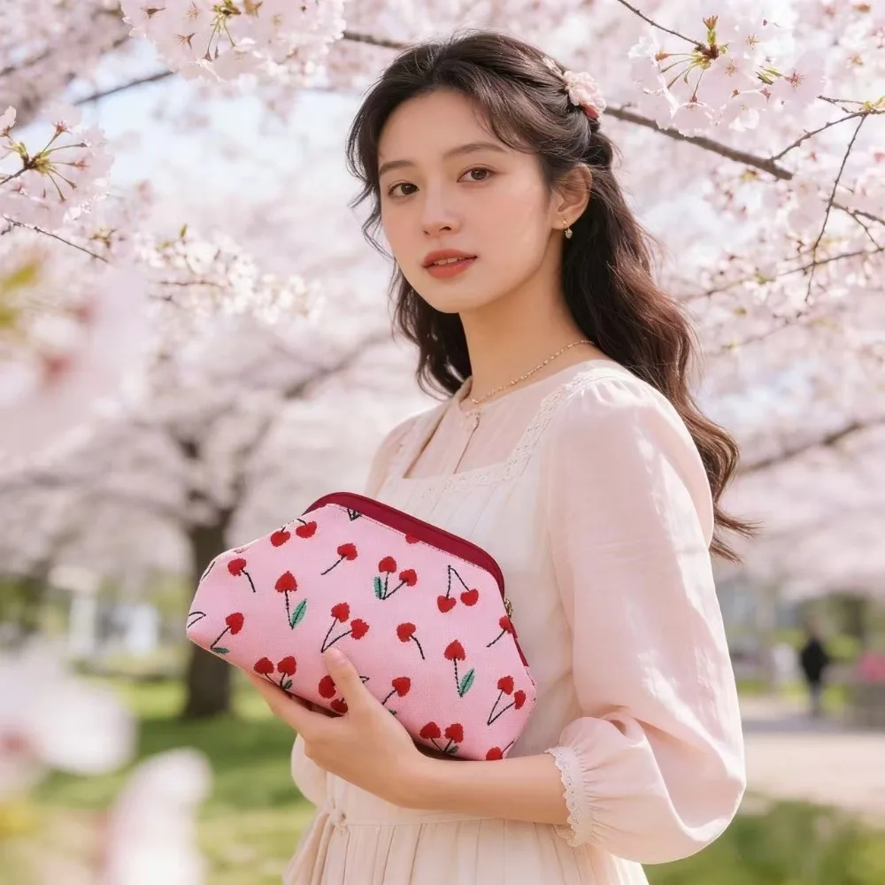 Neue Damenhandtasche mit Kirschstickerei, Modische und Praktische Stricktasche, Vielseitige Pendler-Cloud-Tasche. – Detail 3