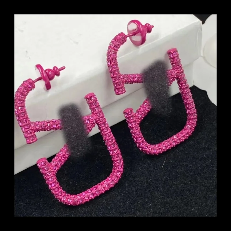 

Новые розово-красные геометрические серьги с бриллиантами и английскими буквами, персонализированные модные серьги
