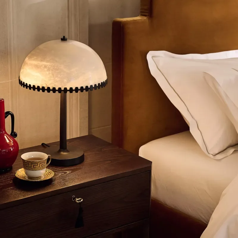 Vintage LED Desk Lamp Bronze Metal Base Real Quartz Stone Dome Shade Zigzag Edge Luxury Hotel Bedside Decoration Lighting