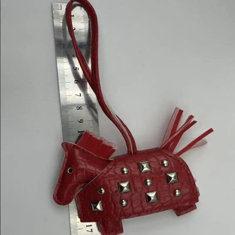 Modischer Silberner Nieten-Pferde-Taschenanhänger, Handgenähter PU-Leder-Fohlen-Anhänger, Taschenaccessoire – Detail 8