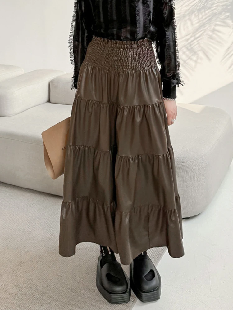 [EAM] High Elastic Waist Coffee Pu Leather Pleated Long Elegant Half-body Skirt Women Fashion New Spring Autumn 2025 1DH4410