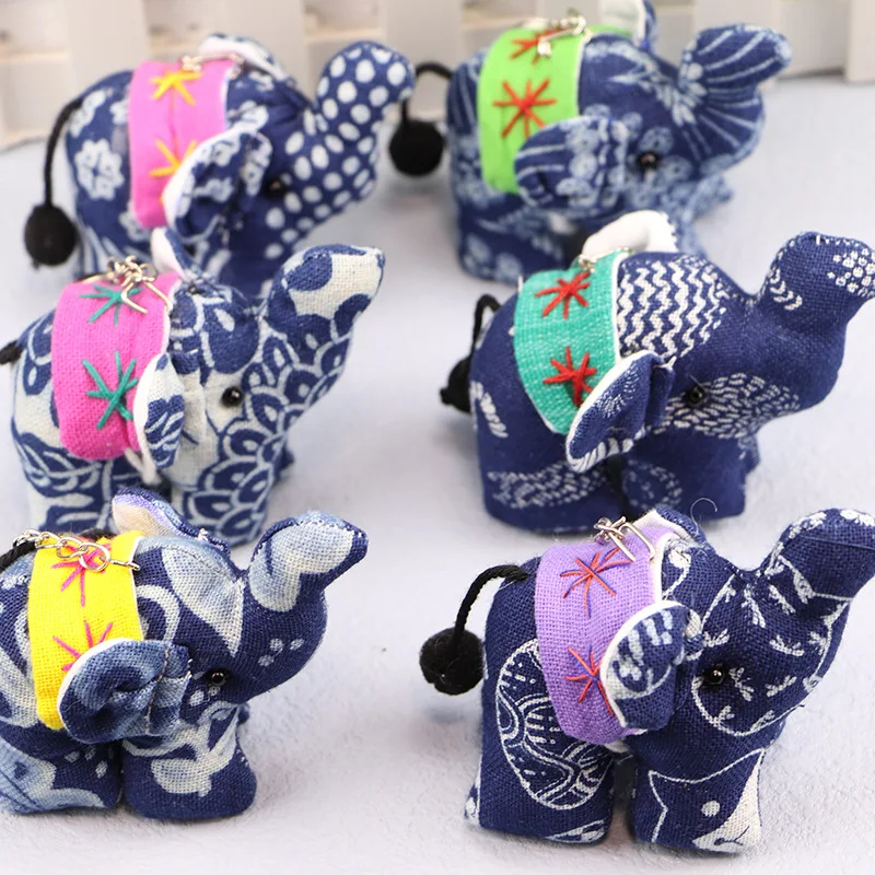 Llavero y Colgante para Bolso de Elefante Bebé Teñido con Técnica Tie-Dye, Estilo Étnico Dali, Hecho a Mano en Tela Tailandesa