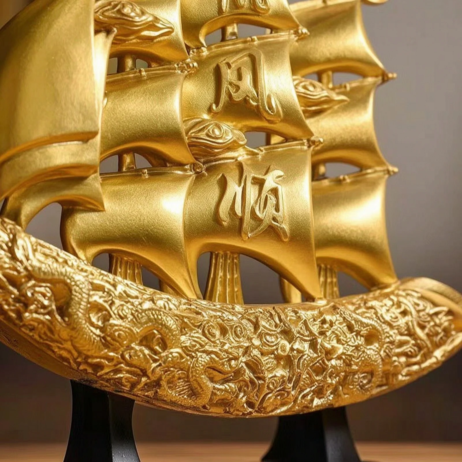 Sailboat Statue with Base Modern Sailboat Sculpture Sailing Boat Ornament Metallic-Finish-Style Boat Ornament Delicate