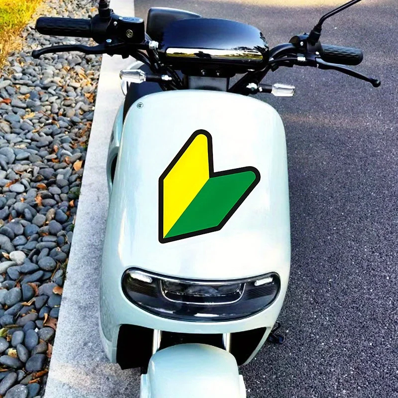 1PC 2D Flat Yellow Green Arrow Shape Vinyl Sticker 17.5x19.6cm Waterproof Decal For Car Exterior DIY Decor