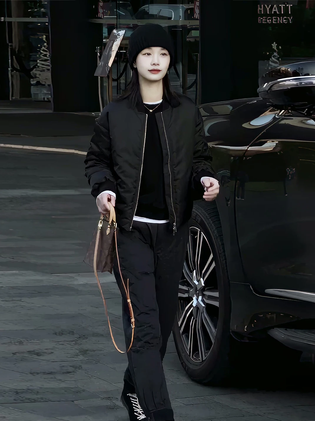 

Черная короткая бейсбольная куртка на молнии для женщин: легкая зимняя куртка, утепленная, модная, устойчивая к холоду верхняя одежда