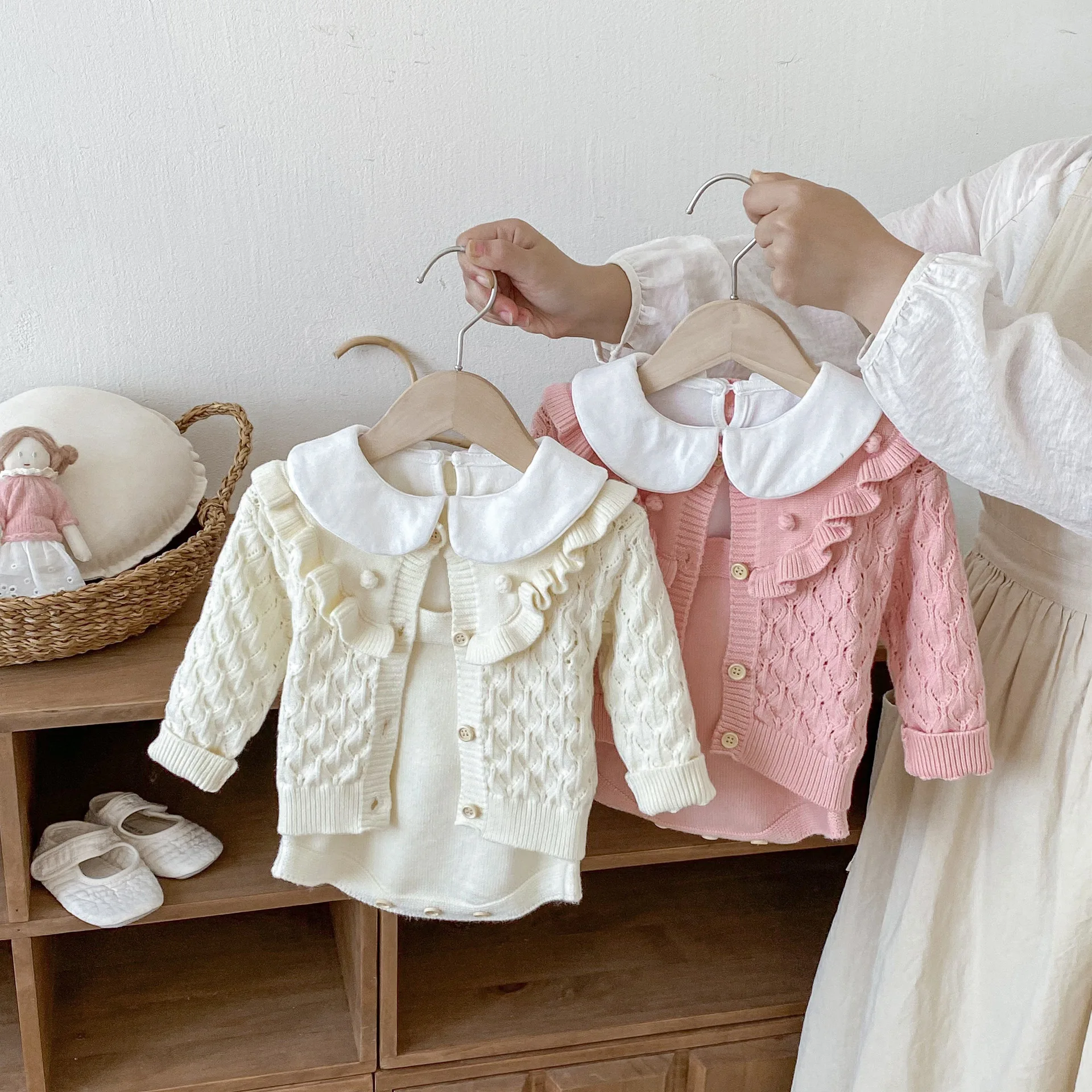 

Осенний новый вязаный свитер для маленьких девочек, пальто + боди без рукавов на бретелях, комплект из 2 предметов, милый комплект с длинными рукавами для маленьких девочек