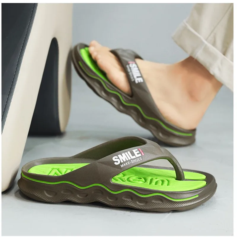 2024 New Fashion Men infradito pantofole da esterno EVA Soft sandali da uomo scarpe da spiaggia scivoli Casual infradito per uomo come scegliere