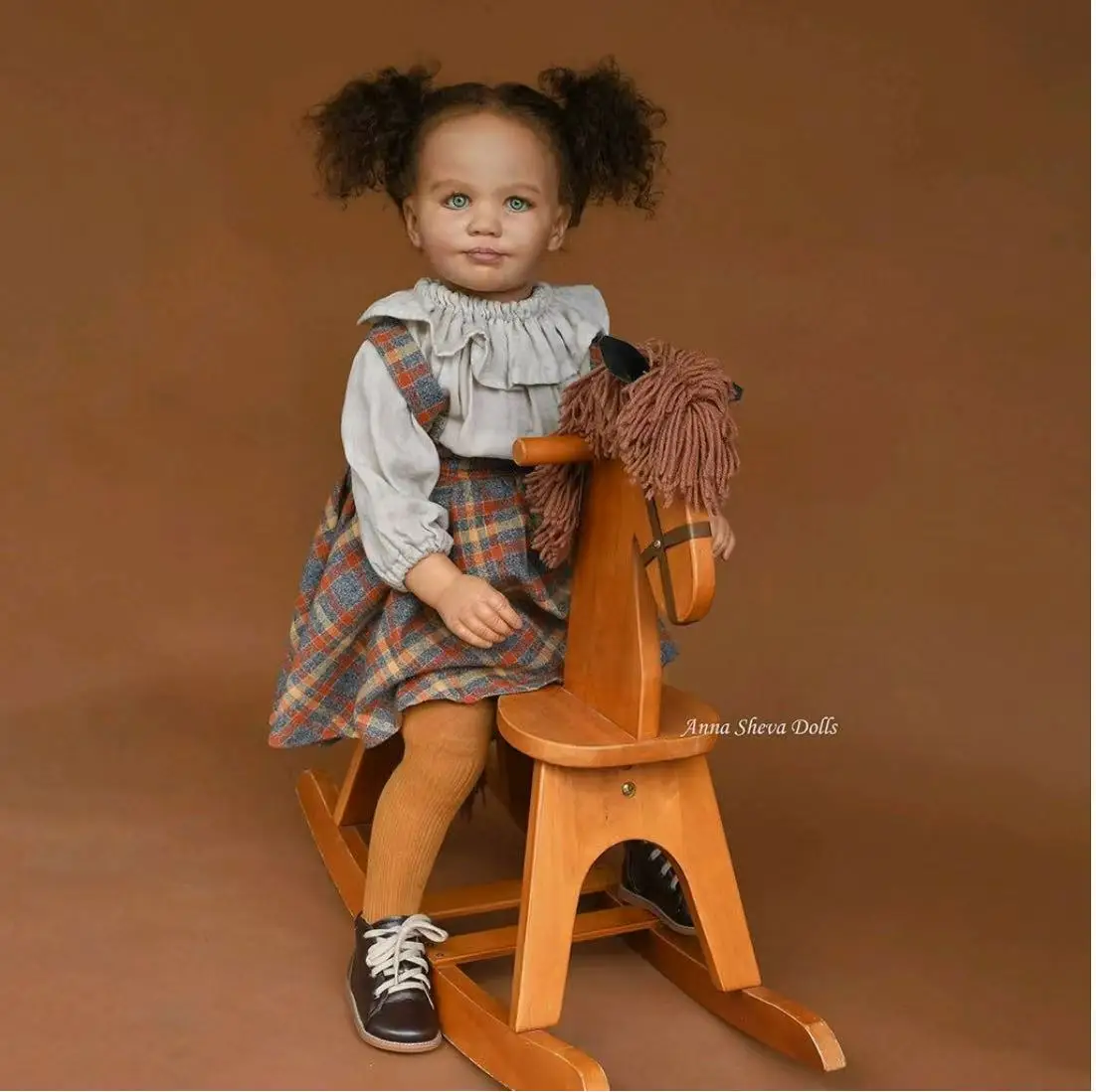 Bambola Reborn EGO Exclusive Supply, con pelle nera dipinta e finita, capelli infoltiti a mano, con vestito.