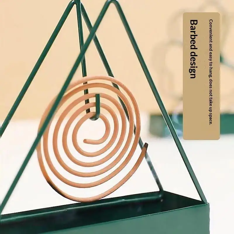 Schwarzer Eisen-Mückenspiralhalter mit dreieckigem Rahmen und Ascheauffangschale für den Innen- und Außenbereich. – Detail 4