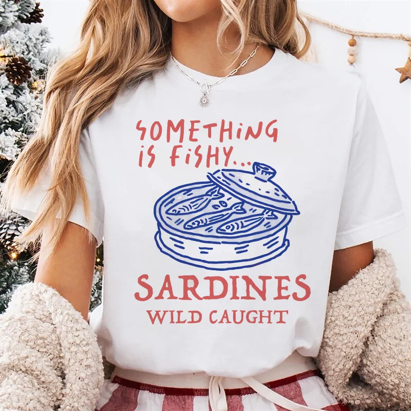 

Футболка с забавным мультяшным принтом Something Fishy Sardines, повседневный летний топ с круглым вырезом, женская футболка с короткими рукавами, обычная женская белая футболка
