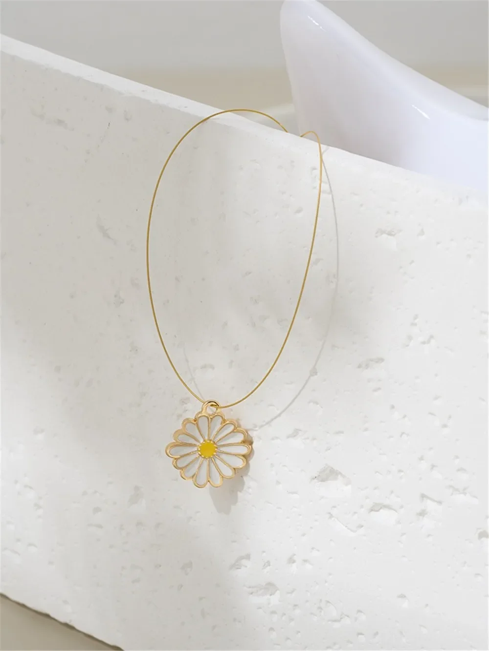 

14K Gold-Color Plated Daisy Pendant Beaded DIY Jewelry Accessories Small Drip Oil Design for Bracelet Necklace Crafting