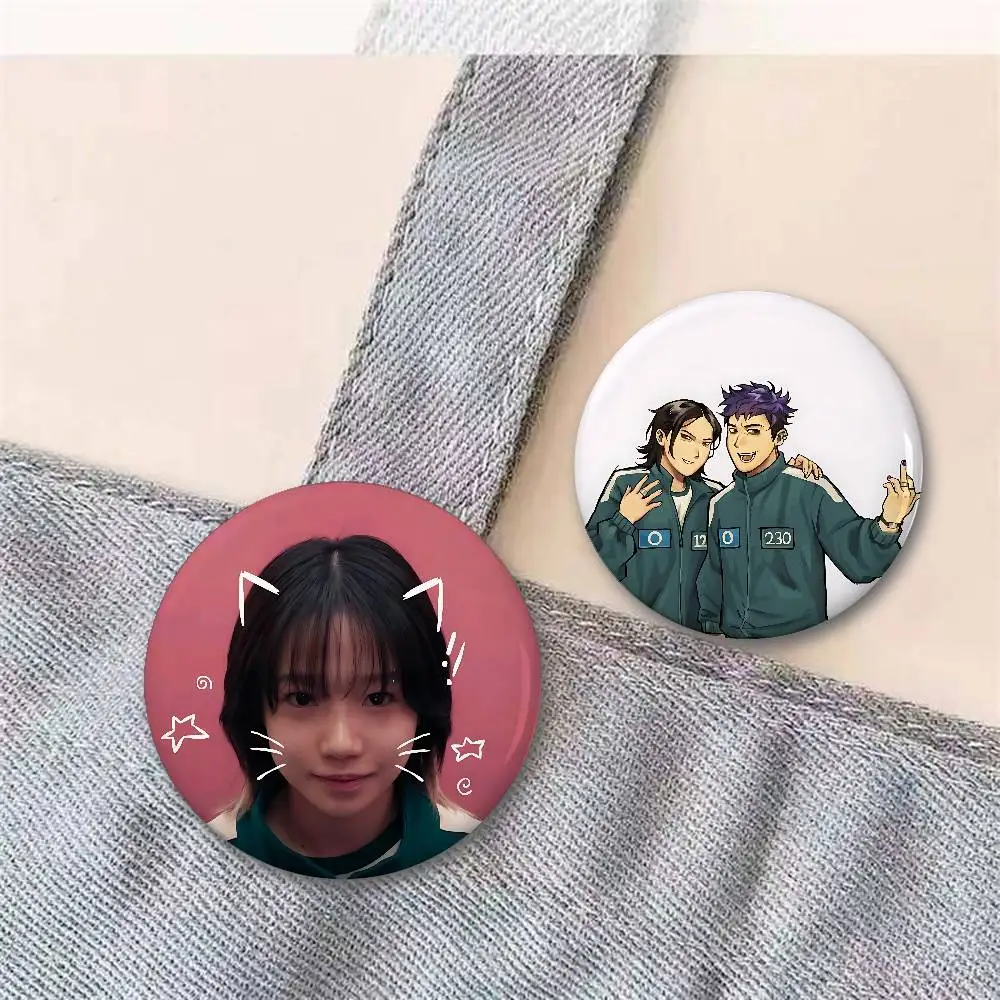 فيلم S-Sq-U-id-s ألعاب شارات زر PinsBrooch الإبداعية مضحك يقتبس شارة الملابس على ظهره مجوهرات هدية للأطفال الأصدقاء