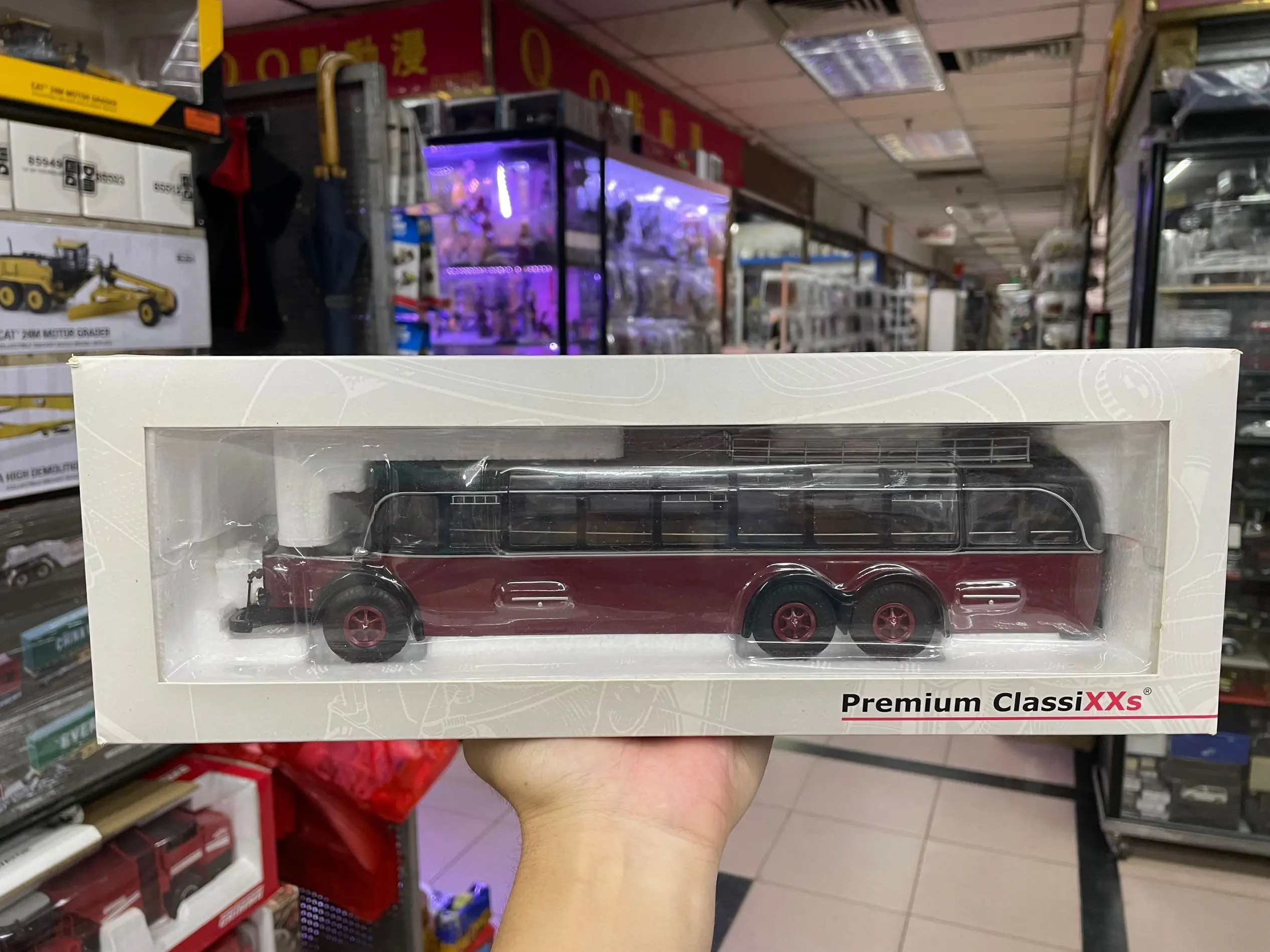 PREMIUM CLASSIXXs 1/43 Scale Die-Cast Model O 10000 Dunkelrot/Schwarz