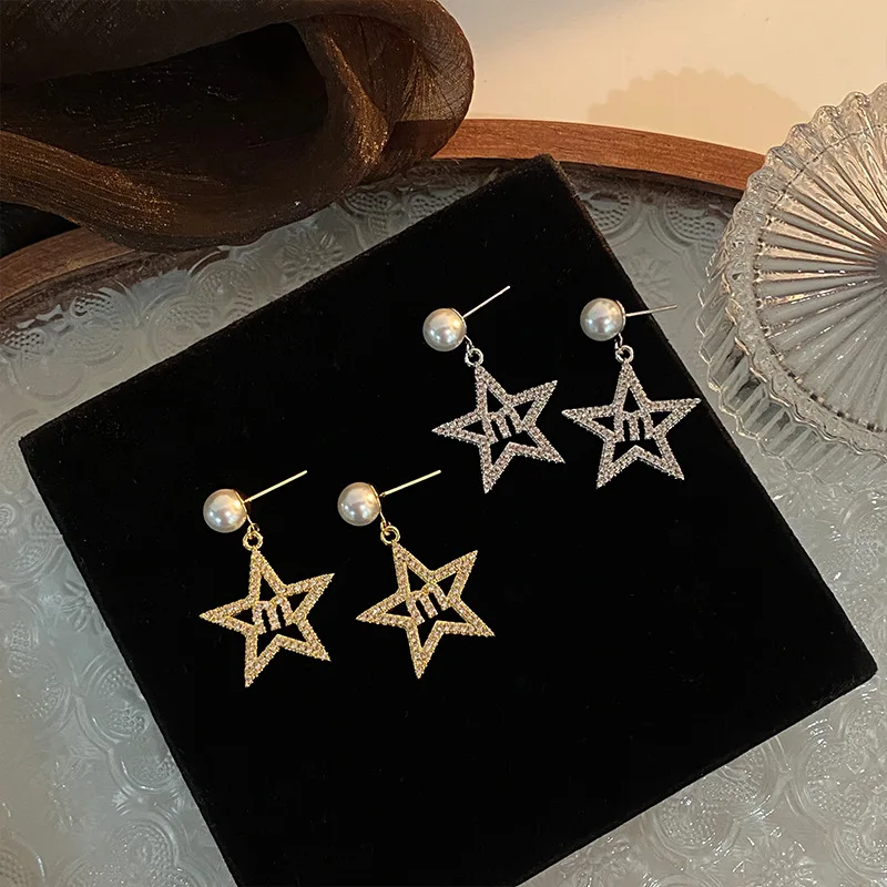 New Fashion High-end Minimalist Temperament Exquisite Niche Pentagram Letter M Pearl Grand Atmosphere Earrings.