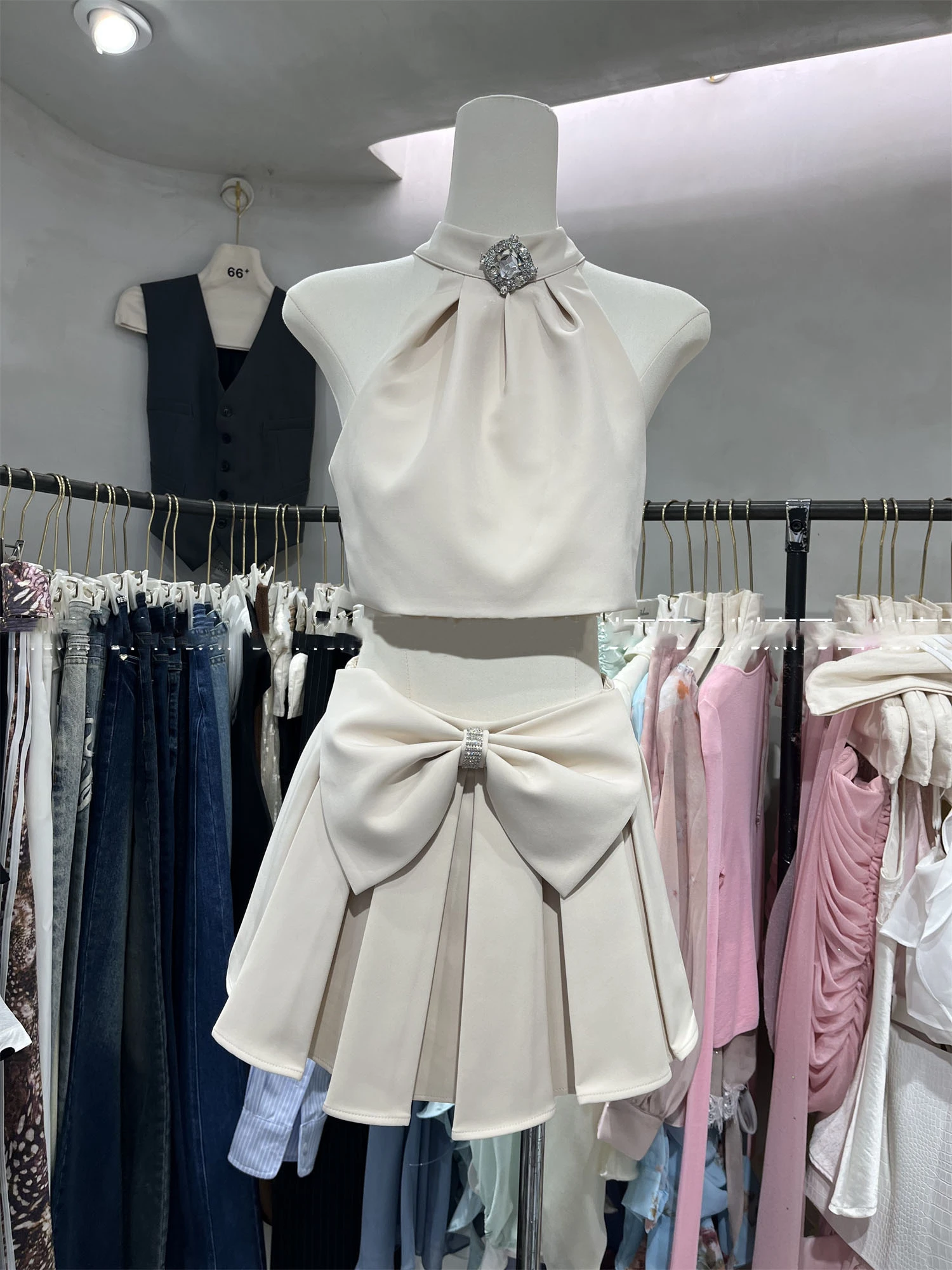 

Женский элегантный комплект из двух предметов с юбкой с бриллиантами, женская летняя вечеринка, короткая майка без рукавов с лямкой на шее + плиссированная юбка с бантом