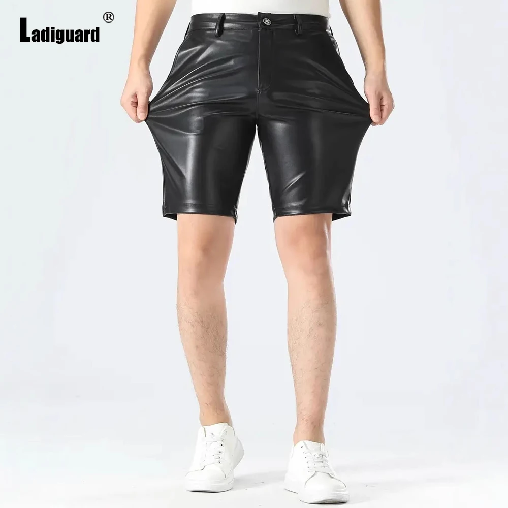 

Мужские модные шорты из искусственной кожи в стиле рок, сексуальные полубрюки для танцев в ночном клубе, мужские мотоциклетные шорты из искусственной кожи с глянцевой молнией, новинка