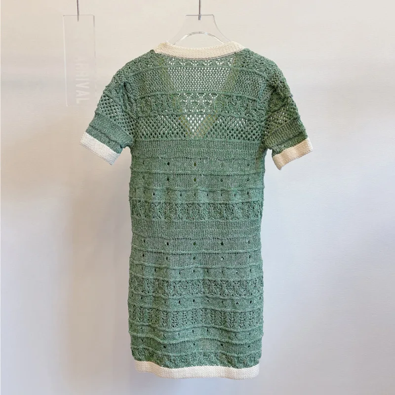 CHUJIE Französisches Strickkleid mit V-Ausschnitt und Kontrastbesatz, durchsichtiges, figurbetontes Minikleid SS25