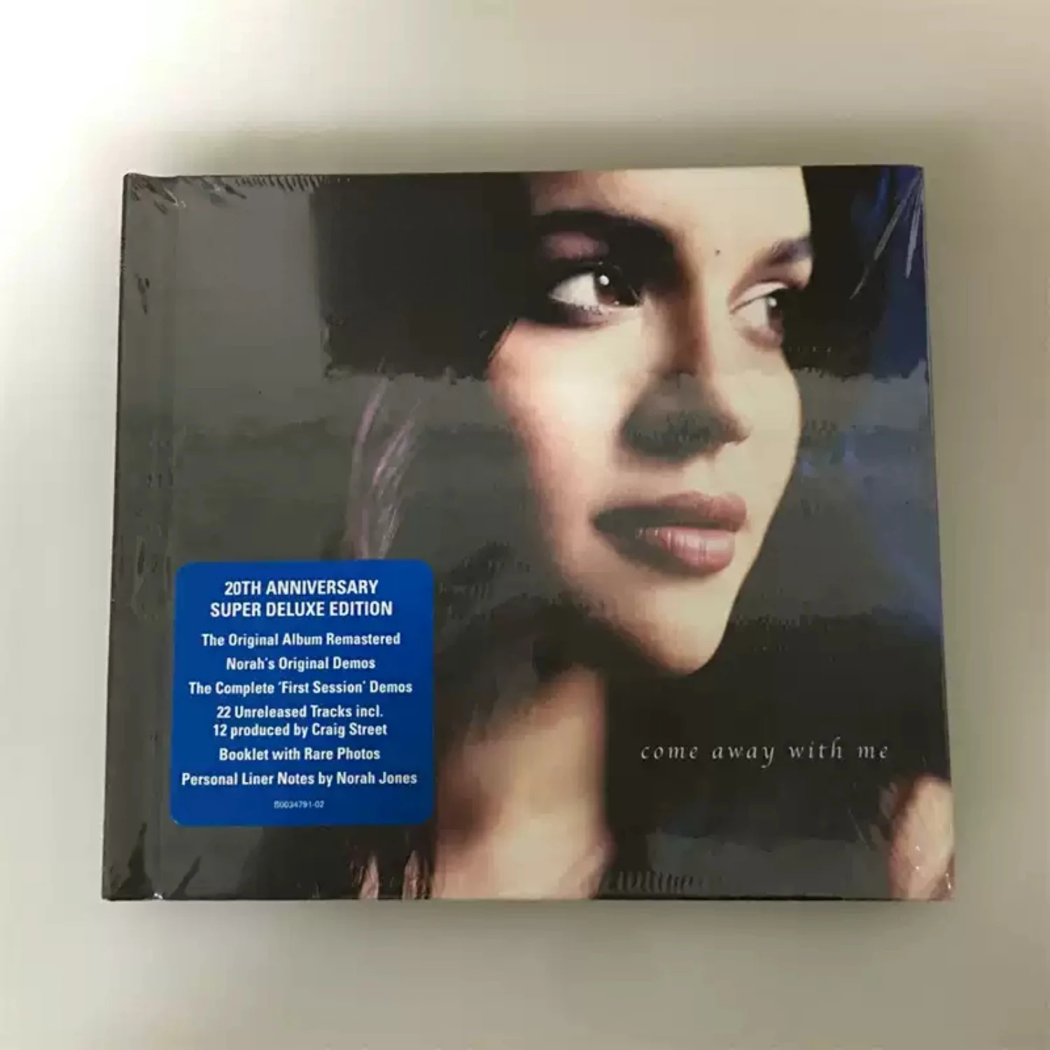 

Vocal Jazz CD Dark Tone Close-up Portrait Photo Cover Anniversary Remastered with Early Demo Materials Premium Collectible Disc