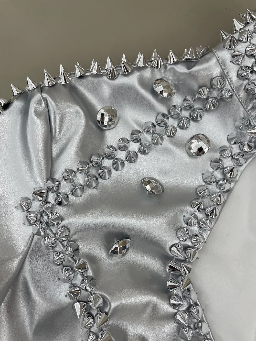 ملهى ليلي بار مثير DJ Gogo ملابس رقص راقصة فريق مرحلة الأداء مهرجان الملابس الفضة بولي Leather الجلود برشام القمم السراويل 2 قطعة