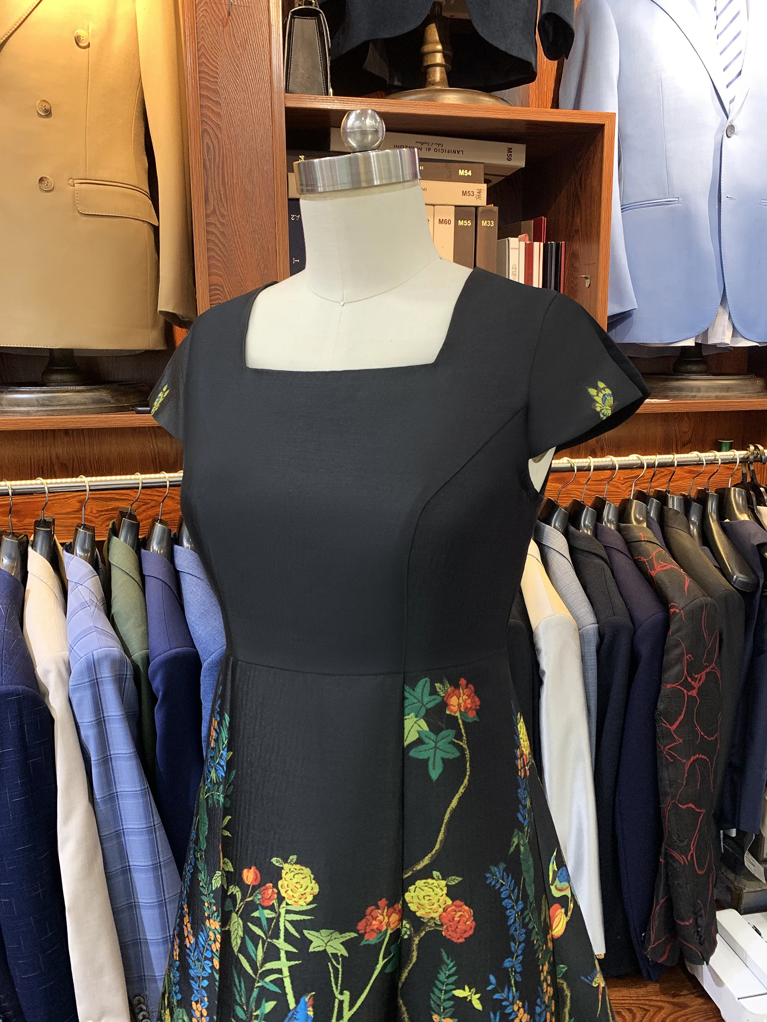 Schwarzes, florales, modisches, knielanges A-Linien-Kleid mit quadratischem Ausschnitt