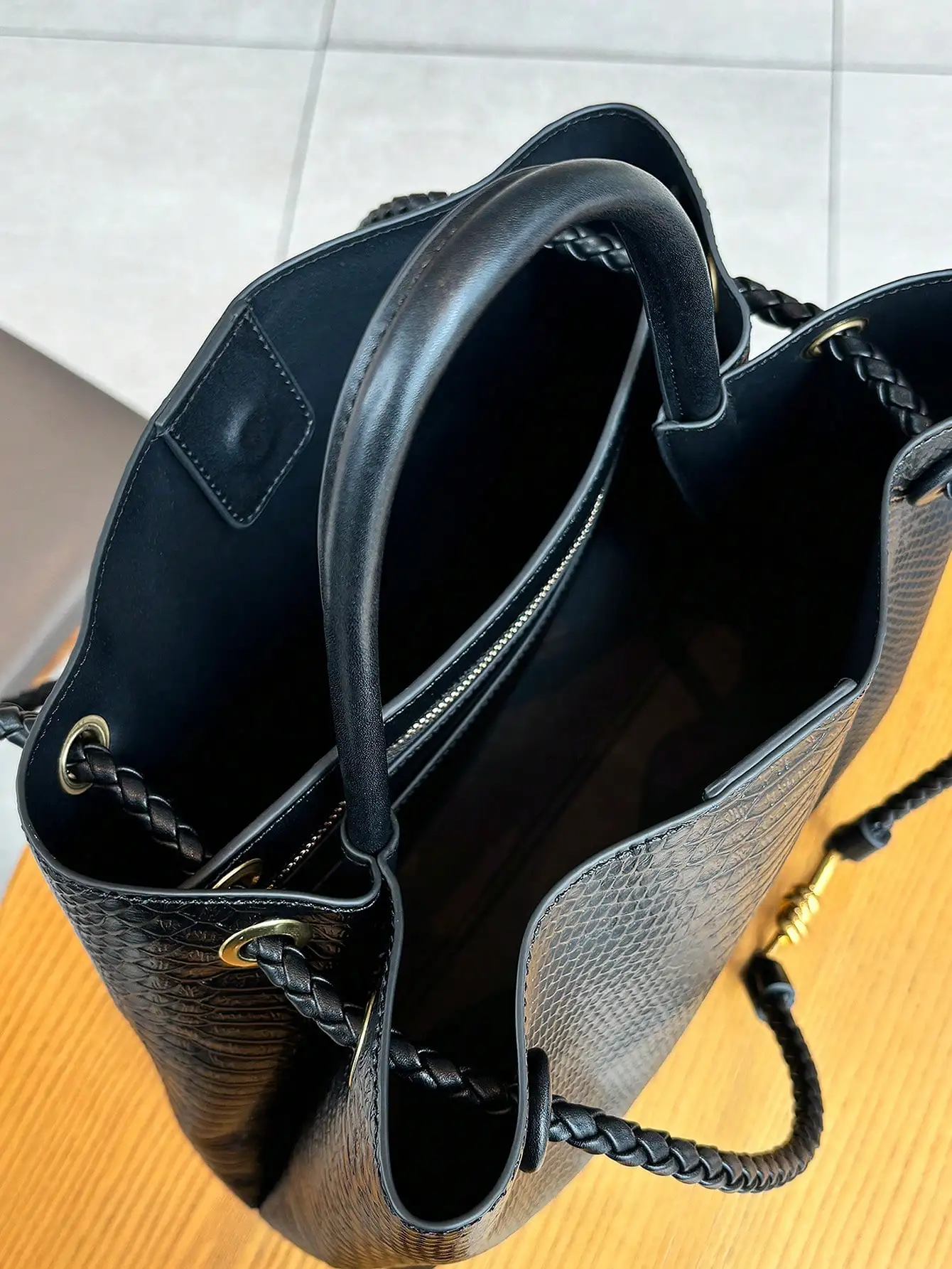 2026 Europäische und Amerikanische Mode Neue Retro-Handtasche Nischendesign Metallseilschnalle Große Kapazität Geflochtene Handtasche Freizeit-Schultertasche – Detail 17