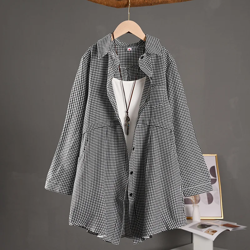 Modna i elegancka koszula damska z wzorem w kratkę i efektem wyszczuplającym, idealna na wiosnę i lato