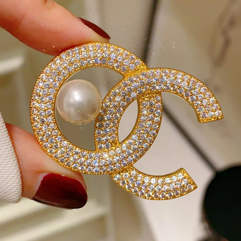 

New Trendy Elegant Rhinestone Brooches for Women Letter C Pearl Pin for Coat Suit Dress Fashion Jewelry Accessories Brooch
