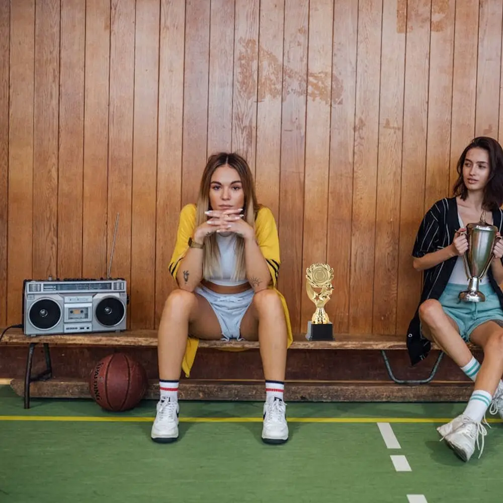 

Золотой наградной кубок, пластиковая футбольная статуэтка, маленькая золотая статуэтка, сувенир для конкурсов по пению и танцам, награда победителю