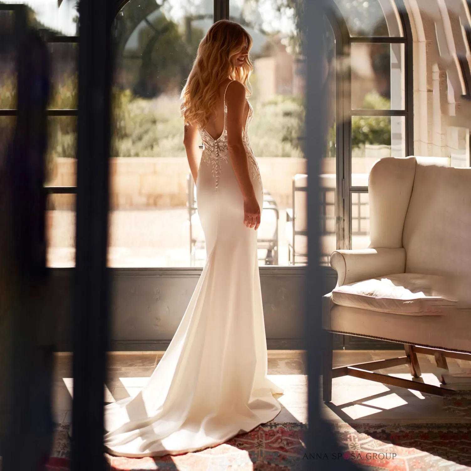 Customized  Exquisite Spaghetti Strap Wedding Gown Charming V-neck Bridal Dresses Lace Applique Bridal Gown Vestidos De Noiva