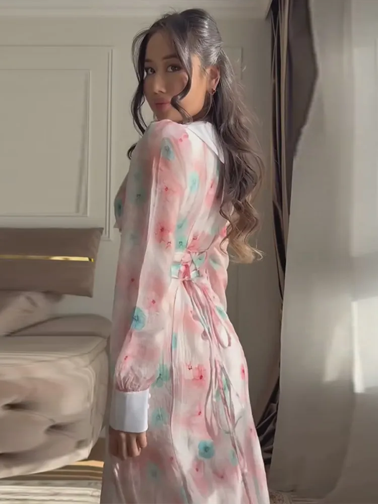 Bedrucktes Y-Ausschnitt-Kleid mit Schnürung und Paneelen, langes Kleid für Damen, elegant, mit langen Ärmeln, seitlicher Knopfleiste, einreihig, schmal geschnitten, Party- und Abendkleider, neu. – Detail 9
