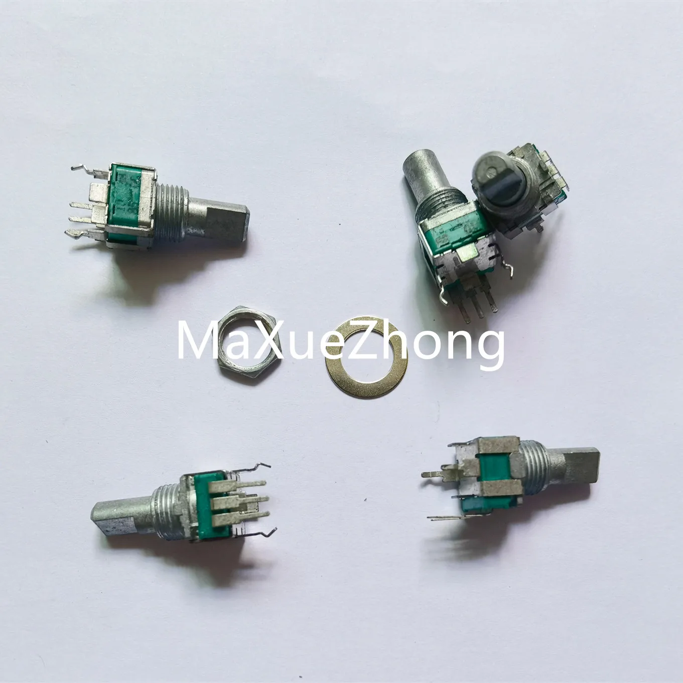 

Original new 100% R09 B10K vertical single connected RK09L114001T shaft length 15MM 20MM (SWITCH)