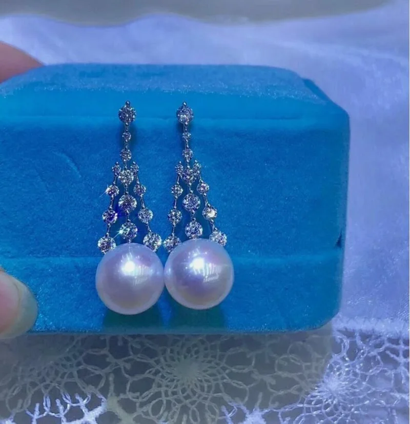 

Великолепные круглые серьги с белым жемчугом Южных морей диаметром 10–11 мм, 925-х годов.