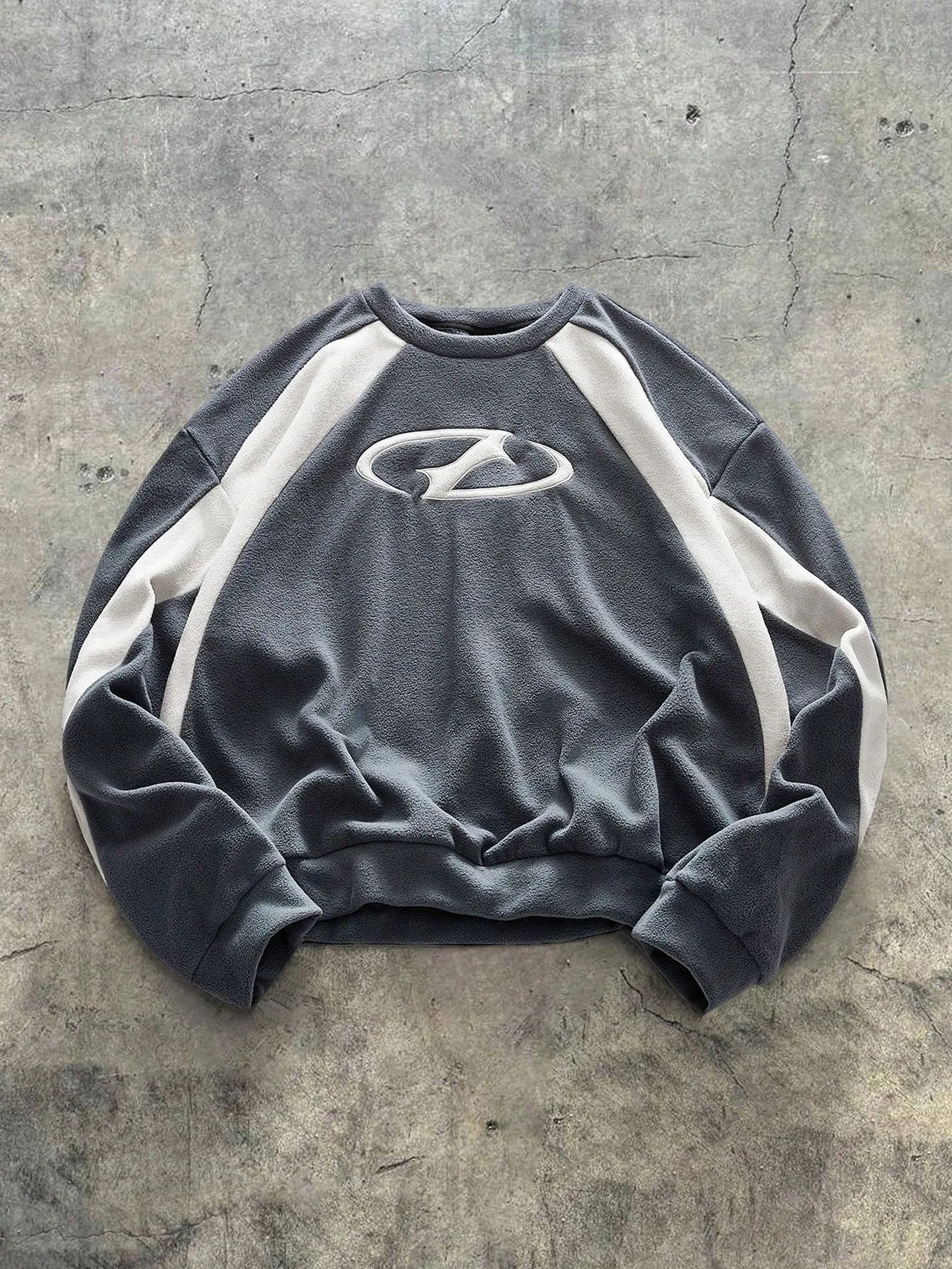 

Men's Oversized Fleece Pullover with Contrast Stripes and Embroidered Logo