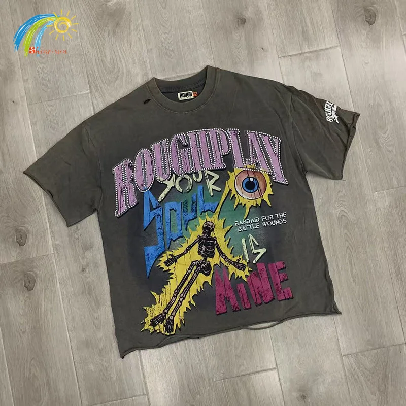 

25SS Винтажная потертая серая футболка с поврежденными отверстиями Rough Play Футболка с буквами и логотипом Flash Diamond RoughPlay Футболка большого размера из 100% хлопка