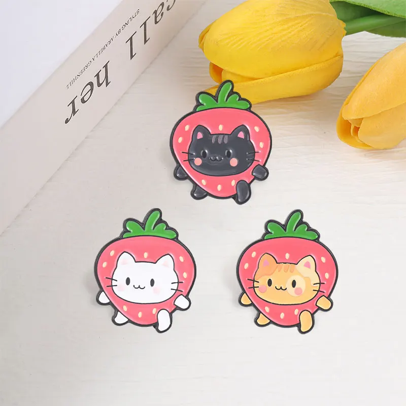 Cartoon-Erdbeer-Katzen-Emaille-Pin: Niedliche Frucht-Tier-Brosche mit Katzenköpfen, die aus roten Erdbeeren spucken – Dekoration für Rucksack und Jacke, Geschenk – Detail 8