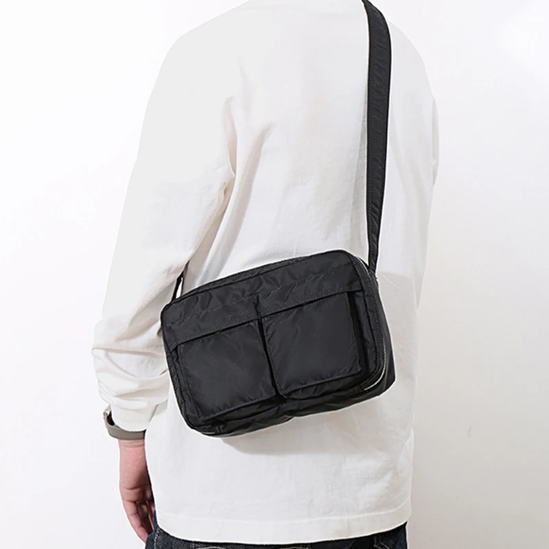 

Nylon water-repellent shoulder bag Fashionable and versatile commuter messenger bag Simple and casual messenger bag Niche bag
