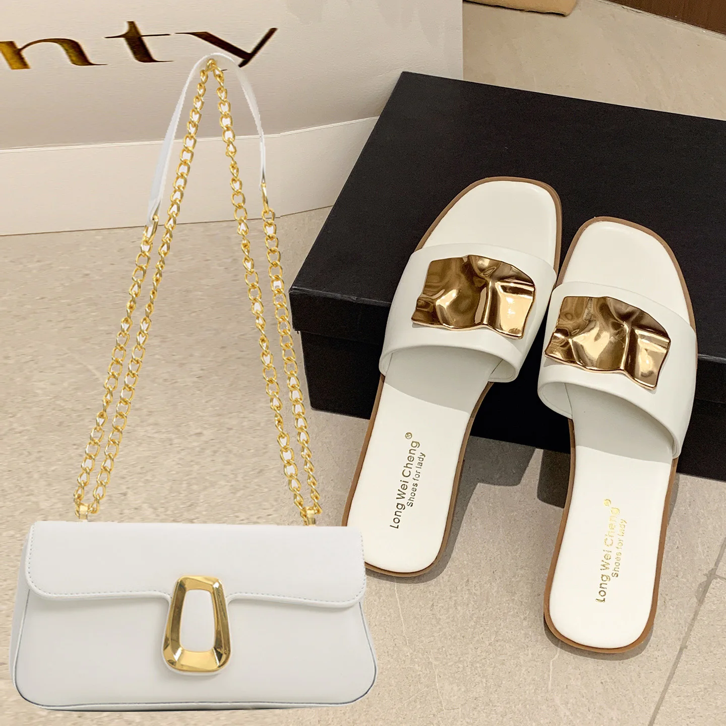 Women's Summer Fashion Metal Buckle Beach Sandals and Slippers Plus Size Women's Shoes with One Shoulder Portable Small Bag. view 6