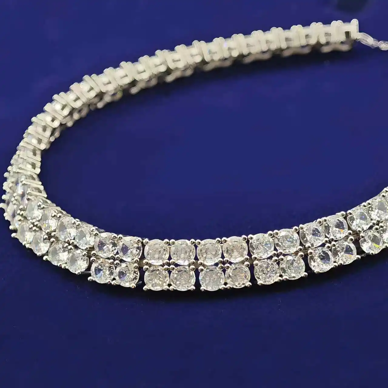 2025 الأصلي الأبيض هندسية كريستال الأزياء قلادة الاتجاه الجديد طقم مجوهرات رائعة الذكرى التذكارية الأقراط سوار