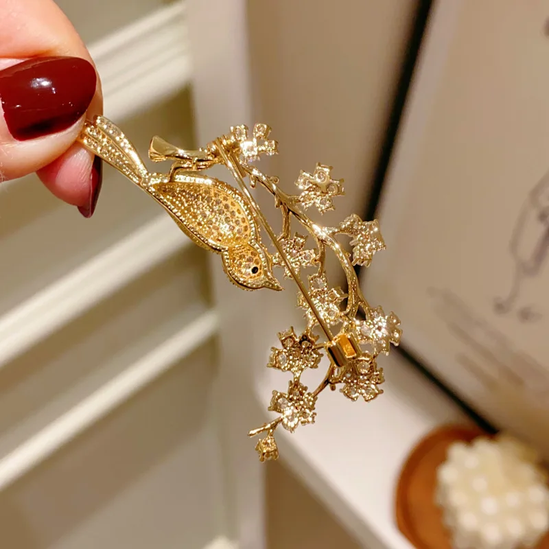 New Fashion Cute Magpie Flower Brooches for Women Clothing Accessories Pins Luxury Micro-inlaid Zircon Delicate Corsage Jewelry