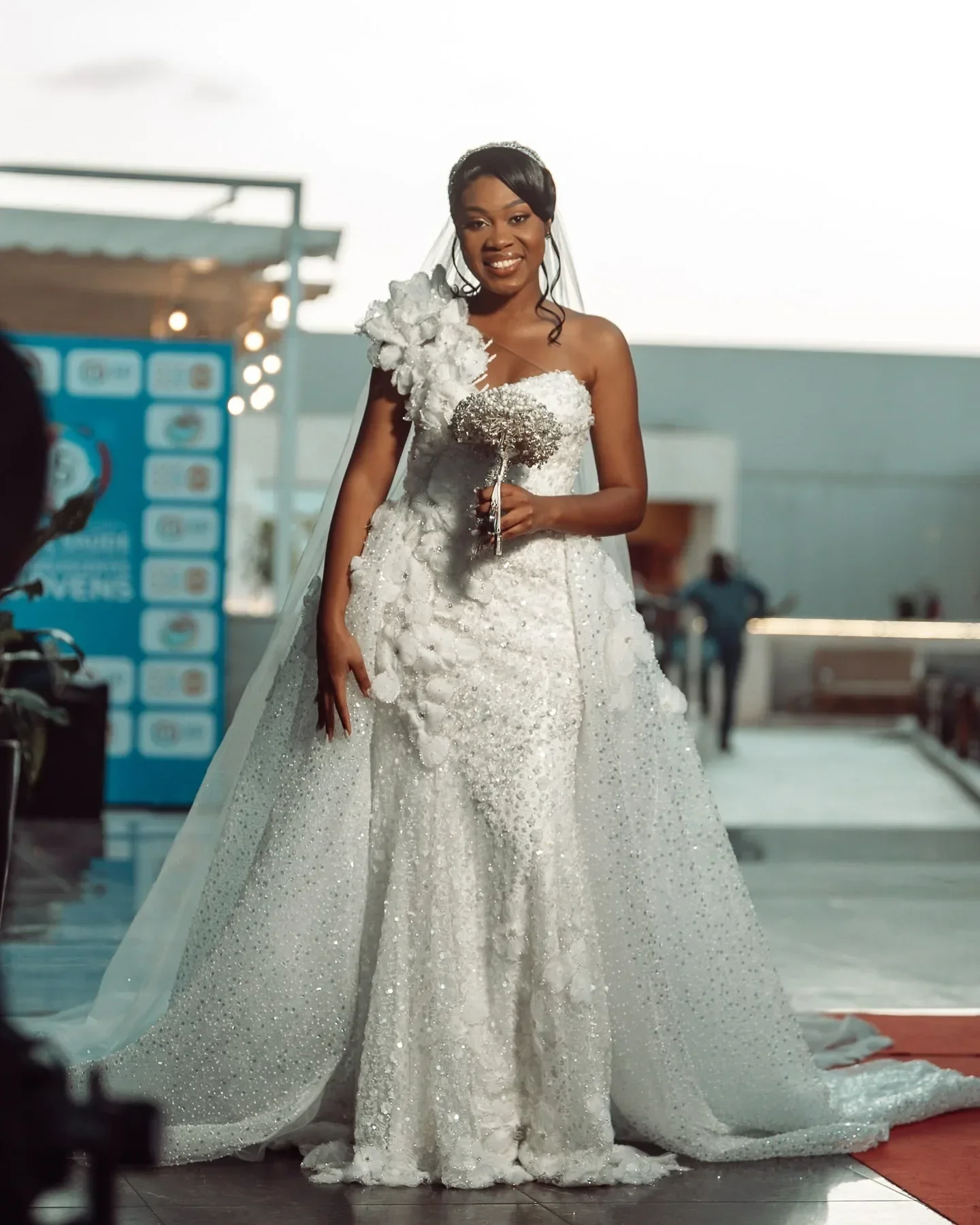 

Luxury Mermaid Lace Sequins 3D Handmade Floral African Women's Sexy V-Neck Single Shoulder Detachable Bridal Gown Customized