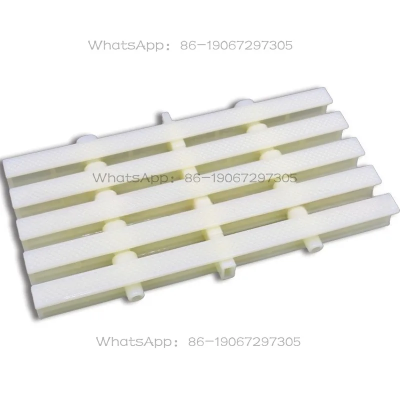 

Решетка для бассейна с тремя отверстиями, противоскользящая, с ребрами.