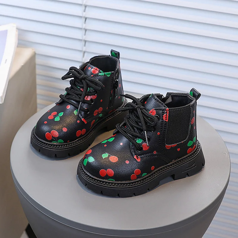 الفتيات أحذية بوت قصيرة الكورية نمط الجانب سستة الاطفال حذاء من الجلد لينة أسفل مريحة 2025 جديد الأطفال الأحذية الجلدية الحلو لطيف