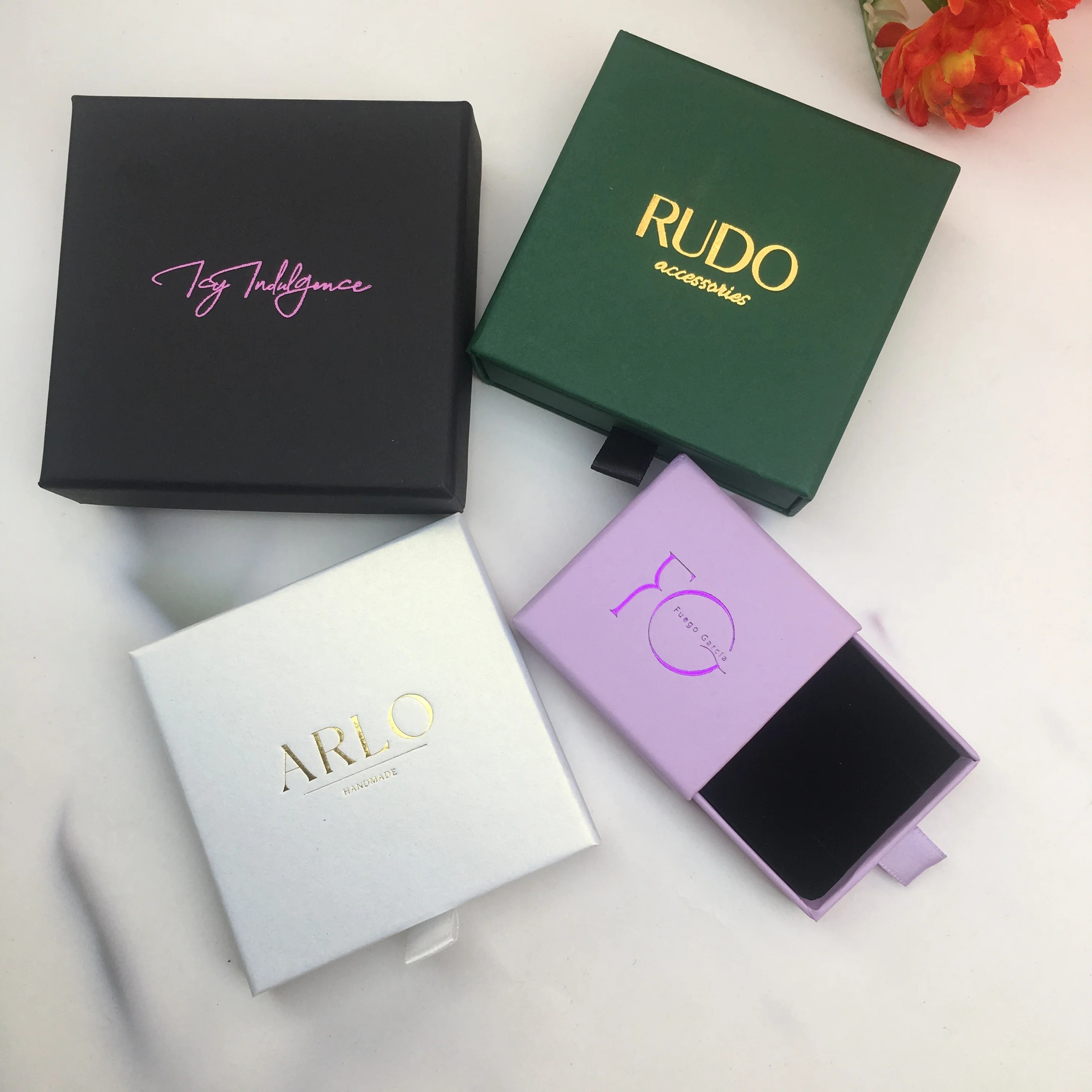 50 قطعة 9*9*3.5 سنتيمتر صندوق ورقي رمادي وردي مجوهرات مخصصة درج صندوق شعار شخصي قلادة أقراط حلقة قلادة مجوهرات Packagin