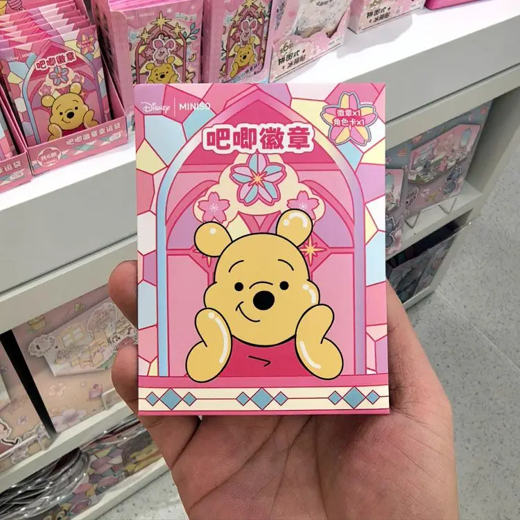 Echte MINISO Disney Winnie de Poeh Sakura Blind Box Badge Raamsticker 2025