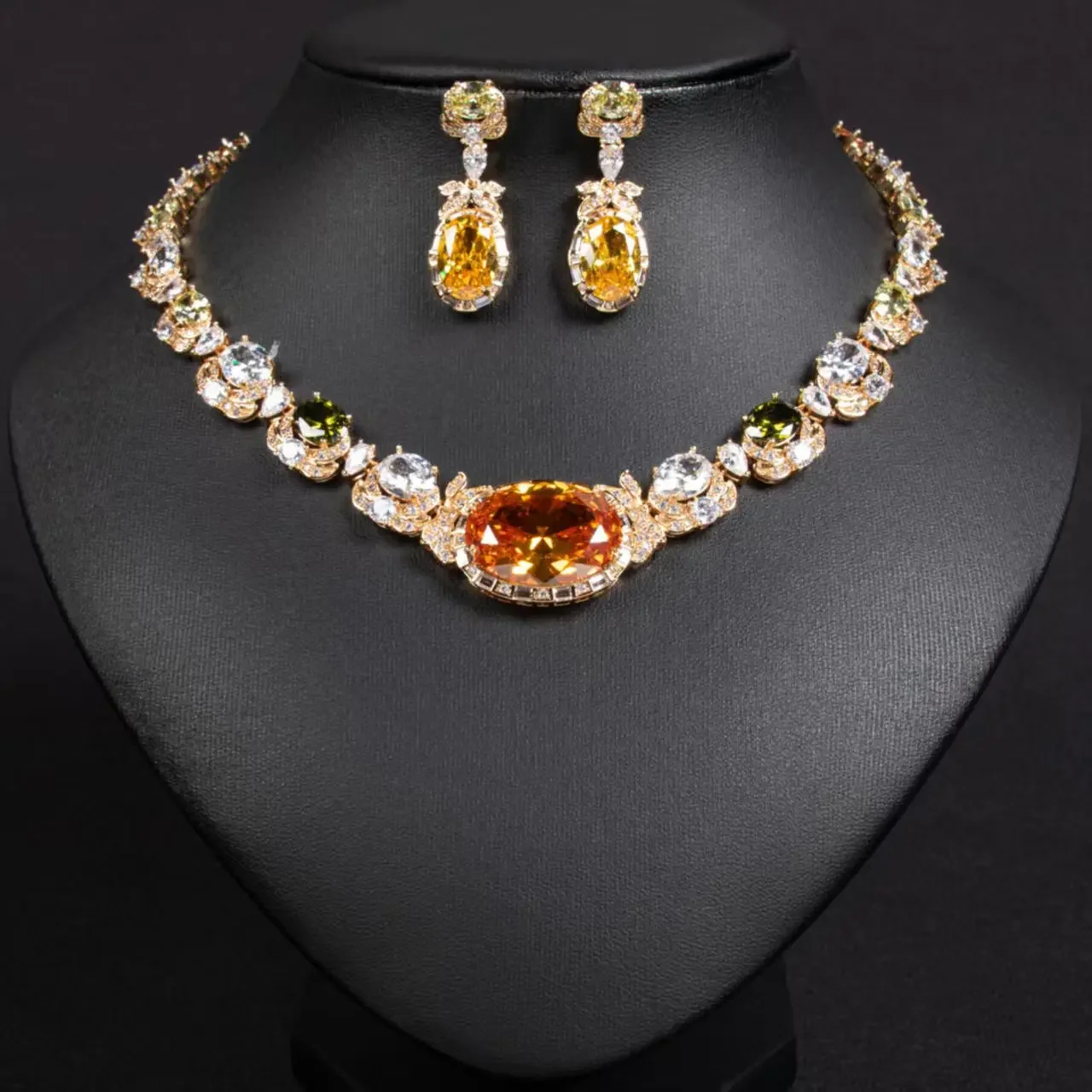 

Beautiful Multicoloured Jewellery Necklace and Earrings Set for Women, Suitable for Banquets, Weddings, and Dances, Gift M-363
